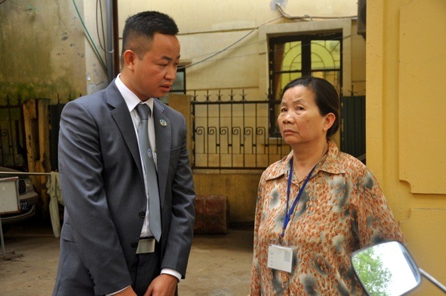 Mẹ đẻ bị cáo Khánh và luật sư Thơm trao đổi trước giờ phiên tòa bắt đầu.
