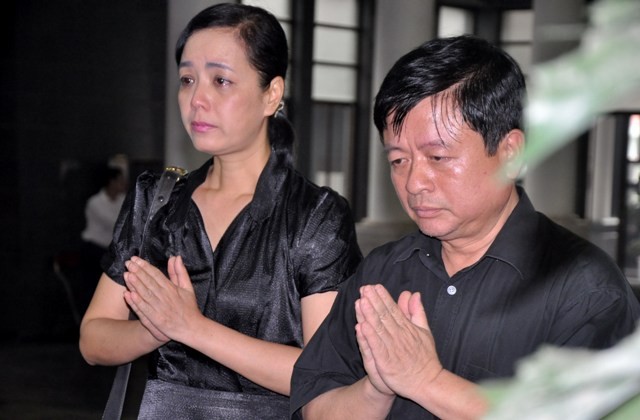 Vợ chồng nghệ sĩ Chiều Xuân - nhạc sĩ Đỗ Hồng Quân rớm lệ trước cây đại thụ của màn ảnh Việt.