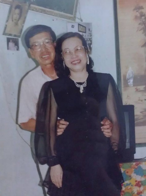 Hai vợ chồng cố NSND Trịnh Thịnh &quot;làm duyên&quot; trước gương.
