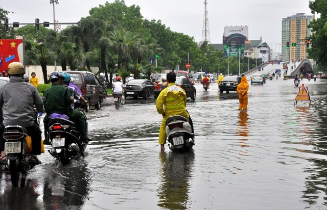 Nước ngập, giao thông luôn bị ùn tắc cục bộ.