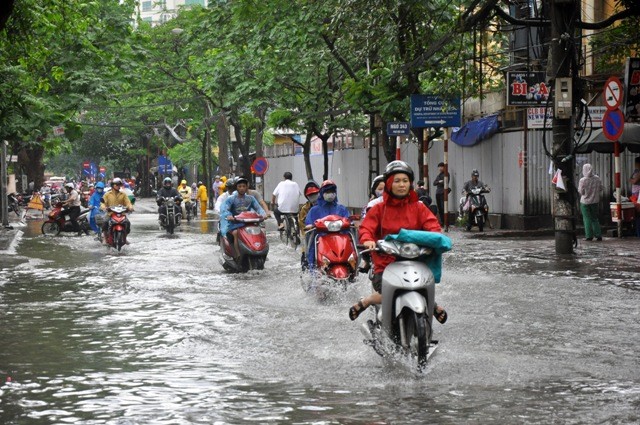 Trên đường Đội Cấn, nhiều đoạn cũng bị ngập sâu.