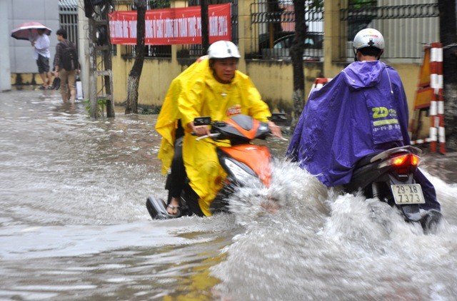 Trên nhiều tuyến đường như: Trần Bình, Doãn Kế Thiện, Phạm Văn Đồng, Đội Cấn, Nguyễn Xiển… nước ngập khoảng 20 – 30cm.