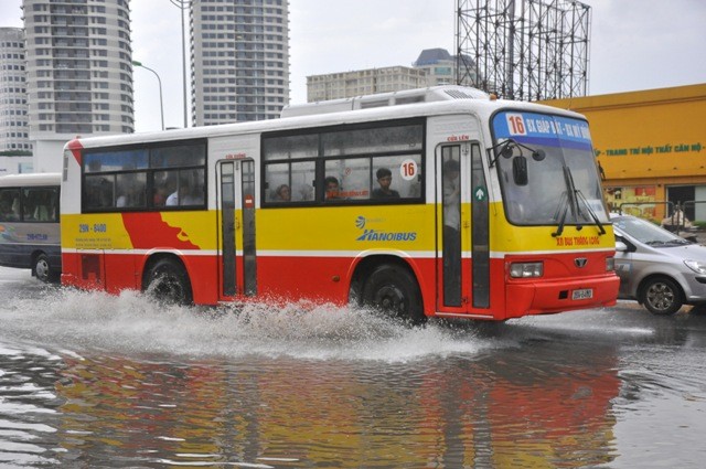 Trên đường Phạm Hùng, nhiều đoạn cũng bị ngập úng cục bộ.