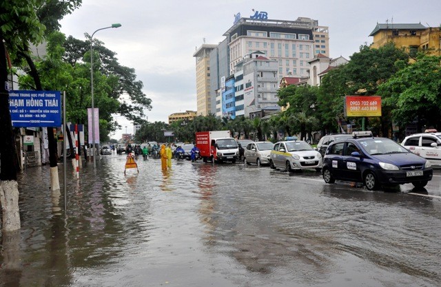 Đường Liễu Giai (Ba Đình, Hà Nội), các phương tiện lưu thông khó khăn.