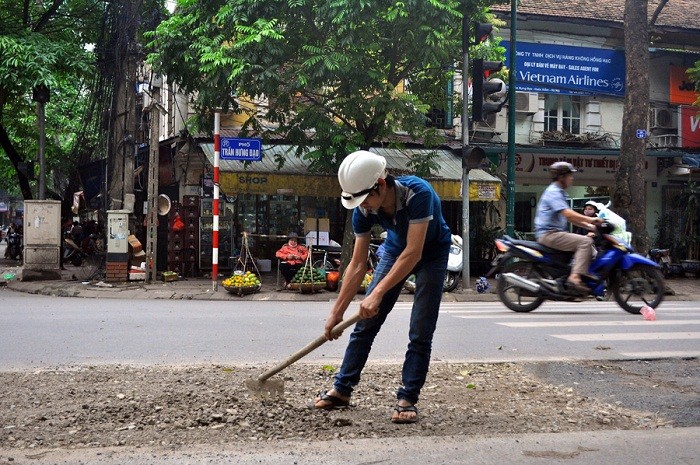 Anh Nguyễn Văn Thanh, trưởng đơn vị thi công cho biết, có tổng thể 9 miếng sắt, trọng lượng 31,5 tấn bị trộm lấy có giá trị 350 triệu đồng.