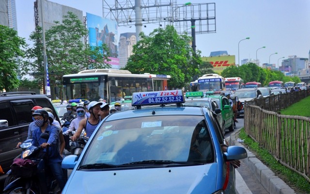 Nhiều tuyến đường vành đai ùn tắc nghiêm trọng do lượng xe và người đổ về đông trong giờ cao điểm chiều nay.