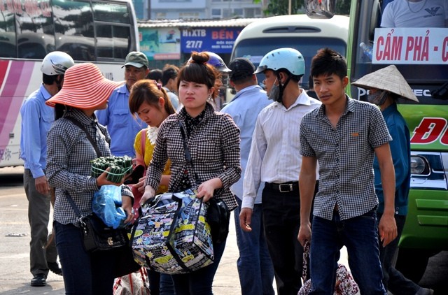 Thời tiết nóng bức cùng với hành lý cồng kềnh luôn đi theo mỗi người dân càng khiến bến xe trở nên ngột ngạt hơn.