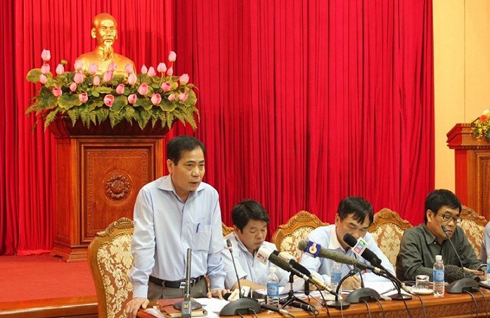 Ông Hoàng Thế Trung - Giám đốc Ban Quản lý dự án nước sông Đà trao đổi trong cuộc họp.