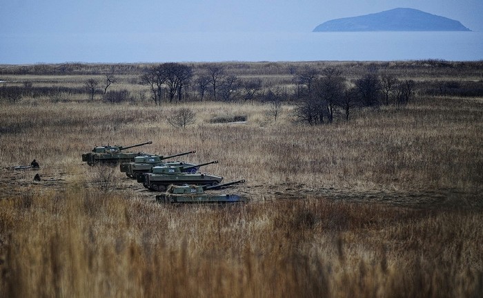 Đội hình bốn xe pháo 2S1 dàn hàng ngang chuẩn bị tấn công mục tiêu.