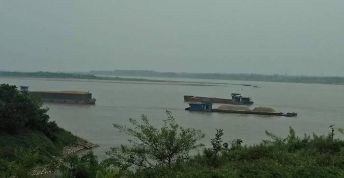 Theo ông Nguyễn T.T, hoạt động vận chuyển cát trên sông Hồng kém nhộn nhịp hơn trước đây (ảnh Bạch Đằng).