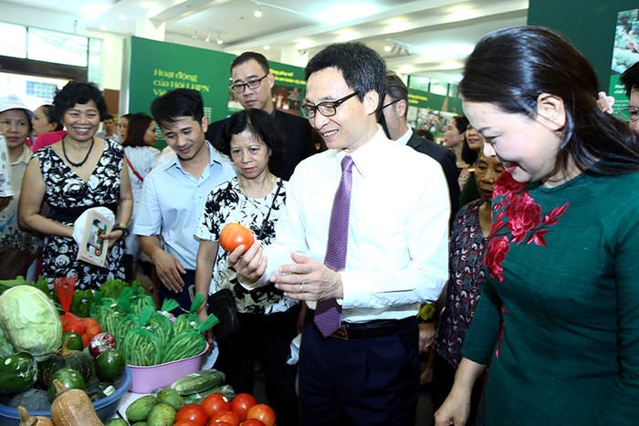 Phó Thủ tướng Vũ Đức Đam chia sẻ với các đại biểu đến dự hội nghị (ảnh chinhphu.vn).