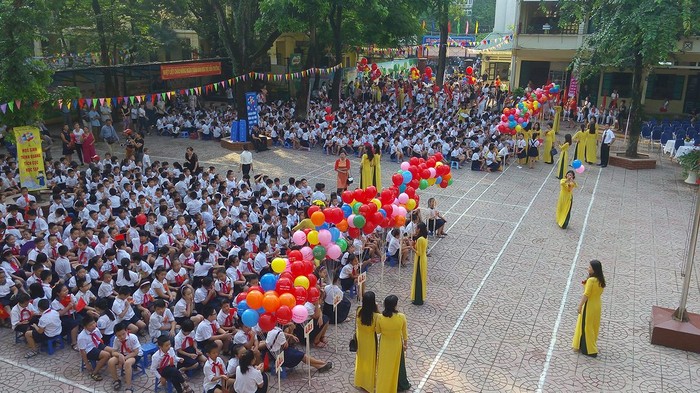 7h sáng, các em học sinh đã sẵn sàng cho buổi lễ khai giảng đầu năm học mới (ảnh Trinh Phúc).