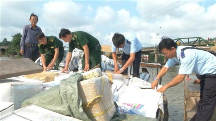 Nghị định quy định cơ quan hải quan có trách nhiệm phối hợp, hỗ trợ bộ đội biên phòng, cảnh sát biển, công an, quản lý thị trường và các cơ quan hữu quan khác thực hiện các biện pháp ngăn chặn, điều tra, lập hồ sơ và xử lý (ảnh minh họa - nguồn chinhphu.vn).