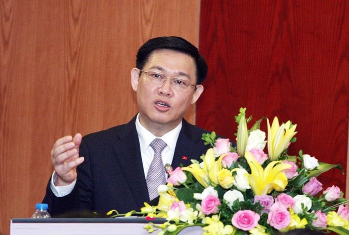 Phó Thủ tướng Vương Đình Huệ cũng khẳng định với các cử tri là giảng viên, sinh viên rằng, xã hội hoá giáo dục không đồng nghĩa với tình trạng lạm thu trong giáo dục - ảnh chinhphu.vn.