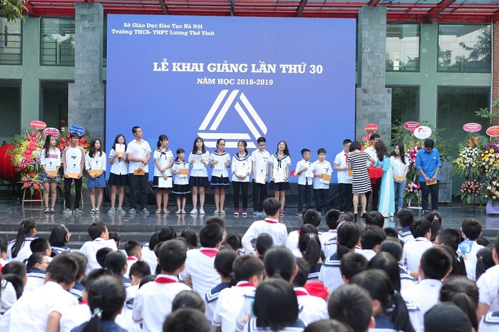 Các học sinh xuất sắc trong năm học 2017 - 2018 nhận học bổng Văn Như Cương (ảnh: CTV).