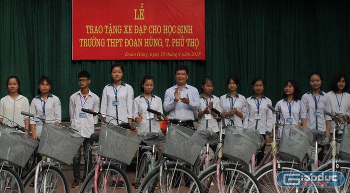 Trao tặng xe đạp tới học sinh có hoàn cảnh khó khăn là hoạt động thiện nguyện thường xuyên của Báo Điện tử Giáo dục Việt Nam (ảnh Trinh Phúc).