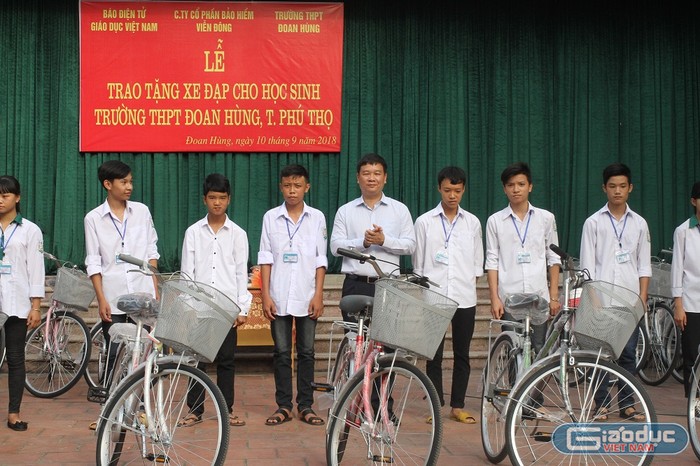 Ông Nguyễn Tiến Bình - Tổng Biên tập Báo Điện tử Giáo dục Việt Nam trao tặng 45 xe đạp cho các em học sinh có những hoàn cảnh còn khó khăn (ảnh Trinh Phúc).
