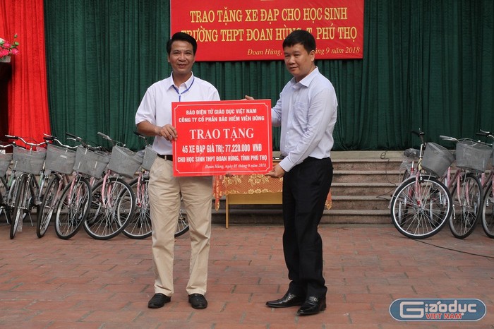 Ông Nguyễn Tiến Bình (bên phải) và thầy Vi Khánh Toàn tại buổi lễ trao tặng 45 xe đạp ở trường Đoan Hùng (ảnh Trinh Phúc).