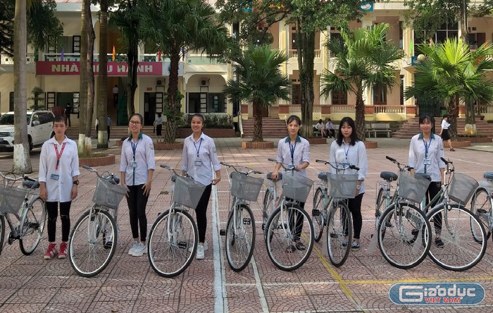 Các em học sinh rất vui mừng bên những chiếc xe đạp được trao tặng (ảnh Trinh Phúc).