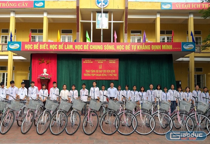 Các bạn học sinh vui mừng chụp ảnh cùng với Tổng Biên tập Báo Điện tử Giáo dục Việt Nam (ảnh Trinh Phúc).