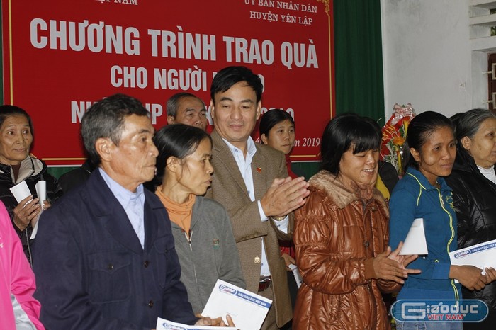 Ông Vũ Đình Thu (đứng giữa), Phó Chủ tịch Ủy ban nhân dân huyện Yên Lập chụp ảnh khi trao quà với các hộ gia đình (ảnh Trinh Phúc).