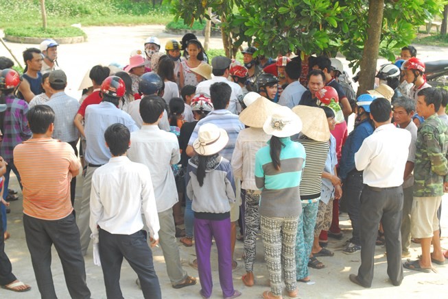 Nhiều nơi phụ huynh phản đối việc sáp nhập trường học vì con phải đi học xa (ảnh minh họa - nguồn báo PLO).