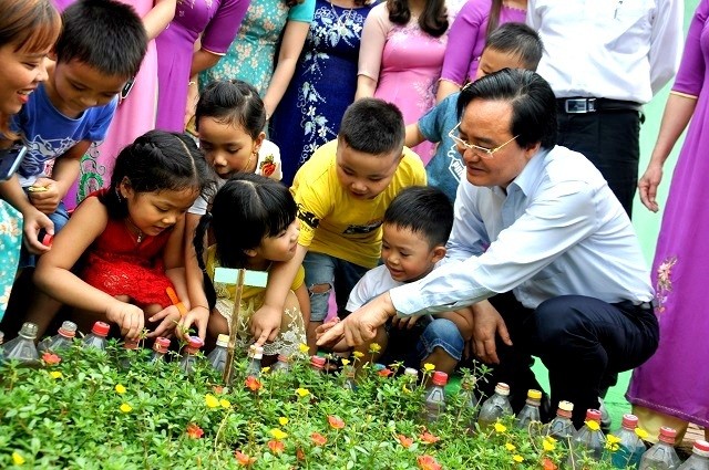 Bộ trưởng Phùng Xuân Nhạ trong chuyến công tác tại Quảng Nam.