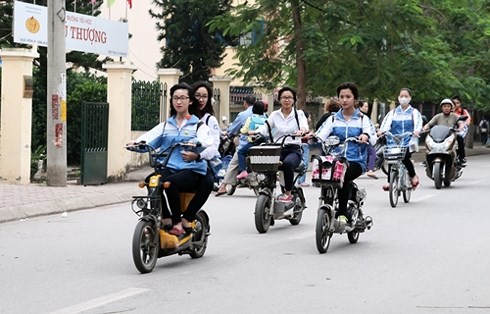 Việc thu tiền trông giữ xe của học sinh cho thấy sự bất nhất trong văn bản của Sở Giáo dục và Đào tạo (ảnh minh họa - nguồn Infornet).