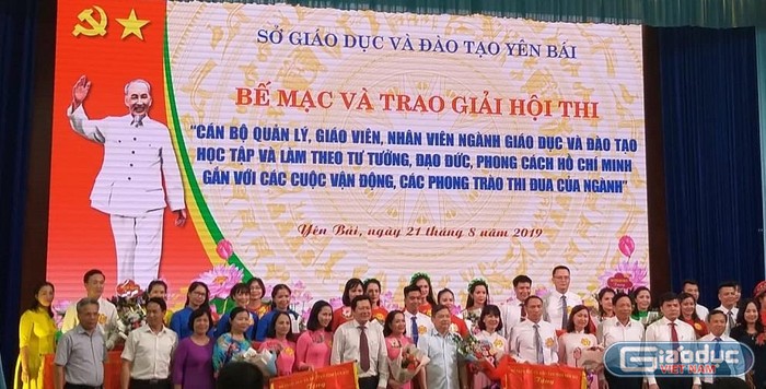 Hội thi “Cán bộ quản lý, giáo viên, nhân viên ngành Giáo dục và Đào tạo học tập và làm theo tư tưởng, đạo đức, phong cách Hồ Chí Minh gắn với các cuộc vận động, các phong trào thi đua của ngành” đã trở thành đợt sinh hoạt chính trị sâu rộng, có tác dụng giúp mọi người mến trẻ, yêu trường hơn (ảnh Trinh Phúc).