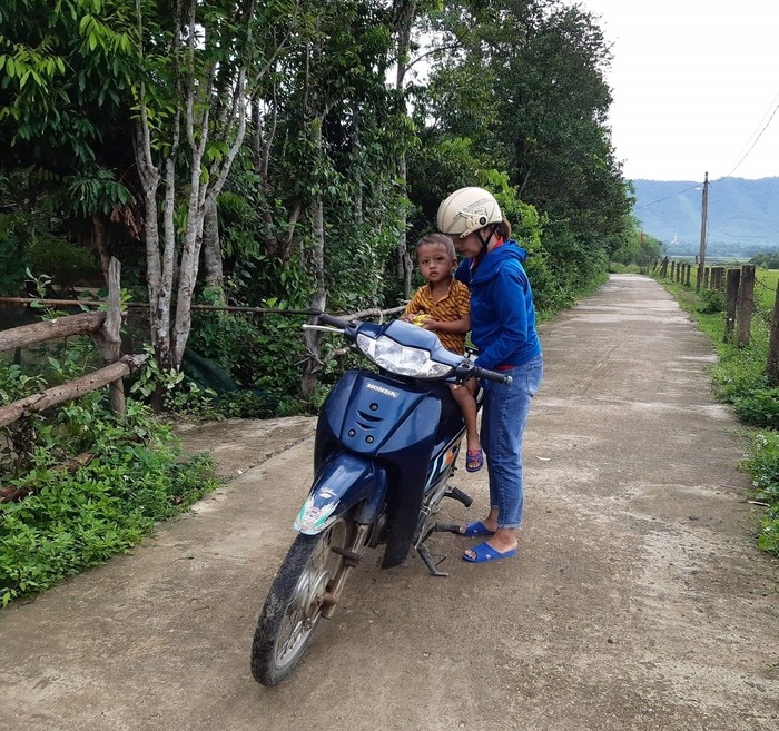 Cô giáo Phương hàng ngày vẫn đến vận động và đưa đón học sinh tới trường (ảnh do nhân vật cung cấp).