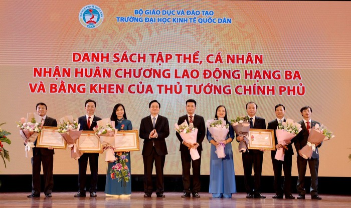 Thừa ủy quyền của Chủ tịch nước, Bộ trưởng Bộ Giáo dục và Đào tạo Phùng Xuân Nhạ đã trao Huân chương lao động Hạng ba cho cho 1 tập thể và 3 cá nhân của Trường Đại học kinh tế quốc dân (ảnh nguồn neu.edu.vn)