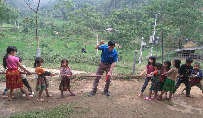 Sinh ra và lớn lên ở vùng quê còn nhiều khó khăn, nên thầy Lý A Phông đã dành tình yêu thương, sự đồng cảm lớn đối với học sinh của mình (ảnh do nhân vật cung cấp).