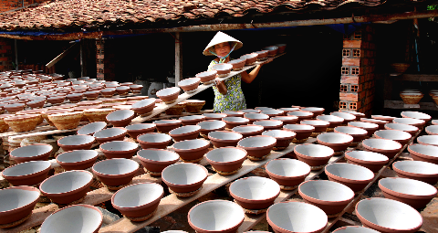 Phơi gốm. Ảnh chụp tại huyện Thuận An, tỉnh Bình Dương.