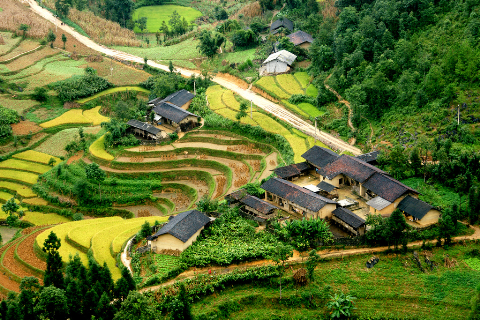 Ruộng bậc thang nhìn từ cột cờ Lũng Cú, Hà Giang