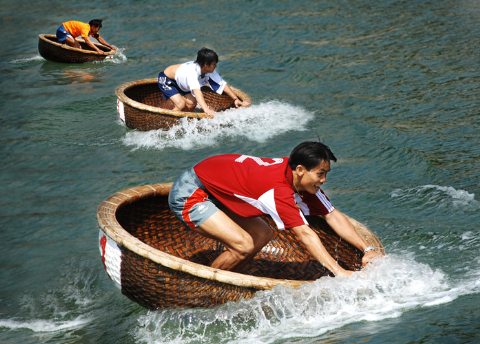 Hàng năm vào mùng 6 Tết, lễ hội sông nước Tam Giang được tổ chức long trọng trên vịnh Xuân Đài.