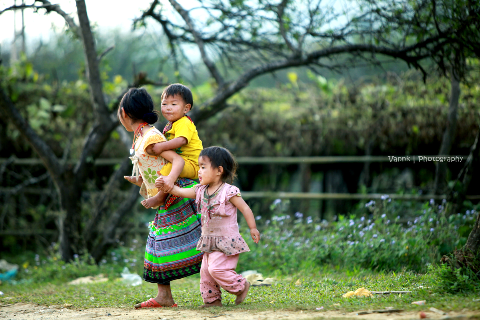 Khi mẹ lên nương, em sẽ chăm các em