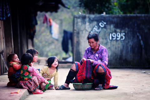 Nghe bà kể chuyện