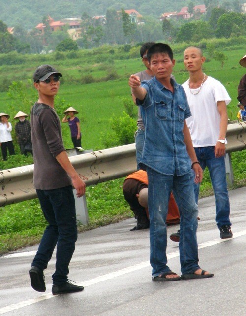 Còn những người đi bên cạnh lại sẵn dàng dằn mặt nếu như ai có ý định tới gần, quay phim, chụp ảnh