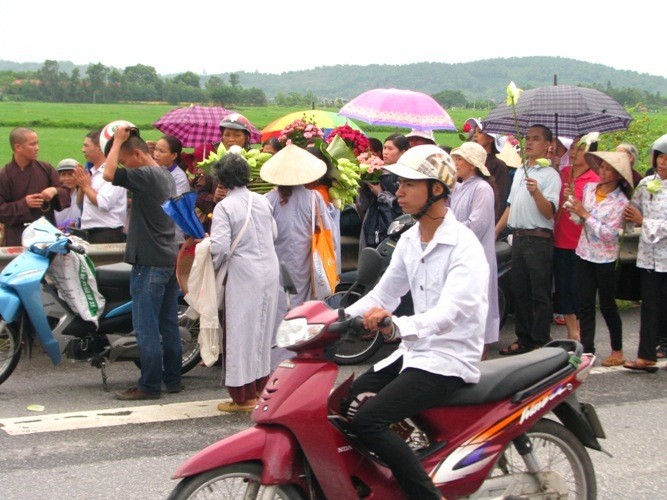 Người dân chỉ dám đứng nhìn nhà sư từ xa