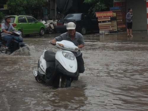 Người và xe bì bõm qua "sông".