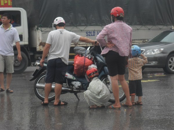 "Bố ơi, sửa xe nhanh lên con mỏi chân lắm rồi"