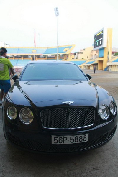 Chiếc siêu xe Bentley biển 56, là bạn đồng hành cùng ông mỗi khi ông đi xem bóng đá.