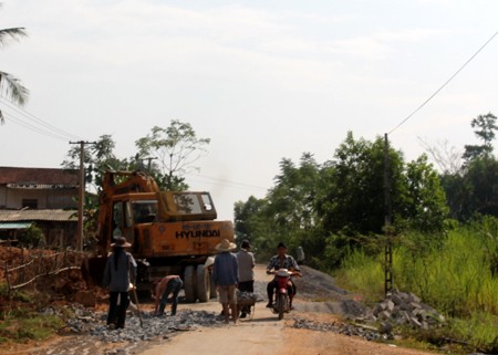 Những đoạn đường trên con đường dài 18km này bị chia cắt, thi công một cách chắp vá. Những cảnh tượng kiểu này khiến nhiều người phải ngán ngẩm. ( Ảnh: một đoạn đường đang được thi công).