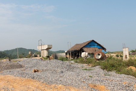 Những công trường vắng lặng kiểu này đã không còn xa lạ gì với những người dân ở đây. Theo ông Đinh Xuân Lãm, sở dĩ con đường này bị chậm tiến độ là do yếu tố thời tiết, quan trọng hơn là do sự yếu kém trong năng lực của đơn vị thi công. ( Ảnh: sự vắng lặng của những công trình đã không còn xa lạ).