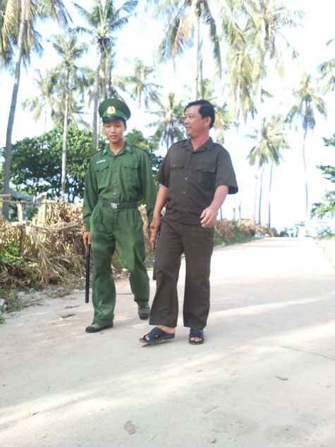 Anh Lê Minh Tự (phải) cho rằng chuyện "vong" nhập ở đảo Thổ Châu là vô căn cứ. Ảnh: H.T