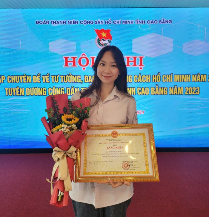 Hoàng Bảo Ngọc vinh dự nhận Bằng khen Công dân trẻ tiêu biểu tỉnh Cao Bằng năm 2023. Ảnh: NVCC.