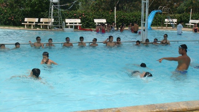 Trẻ em học bơi luôn được các Huấn luyện viên quốc gia, nhân viên cứu hộ hướng dẫn, quản lý nghiêm ngặt