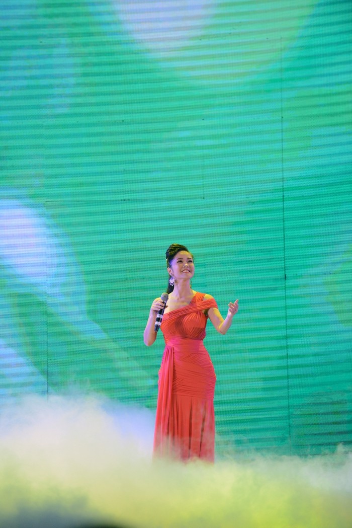 “Cô Bống” Hồng Nhung xuất hiện tươi trẻ, rạng ngời khi trình bày ca khúc nổi tiếng của cố nhạc sĩ Trịnh Công Sơn