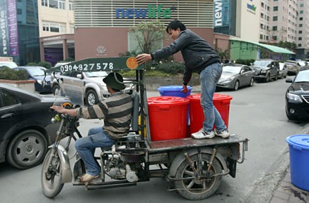 Các xe chở nước về dùng sinh hoạt. Nhưng mọi nhu cầu tắm, giặt, lau nhà ... nhường cho: đánh răng, rửa mặt !