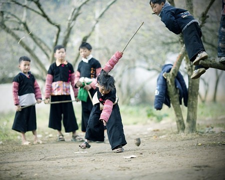 Các trò chơi dân gian Việt Nam thường đơn giản, không cầu kỳ, tốn kém nên có thể dễ dàng chơi mọi lúc, mọi nơi. Dụng cụ dễ kiếm, dễ làm, chủ yếu lấy từ tự nhiên, thậm chí là cái gậy, hòn đá, hòn bi được nhặt ở trong vườn, dưới ruộng.